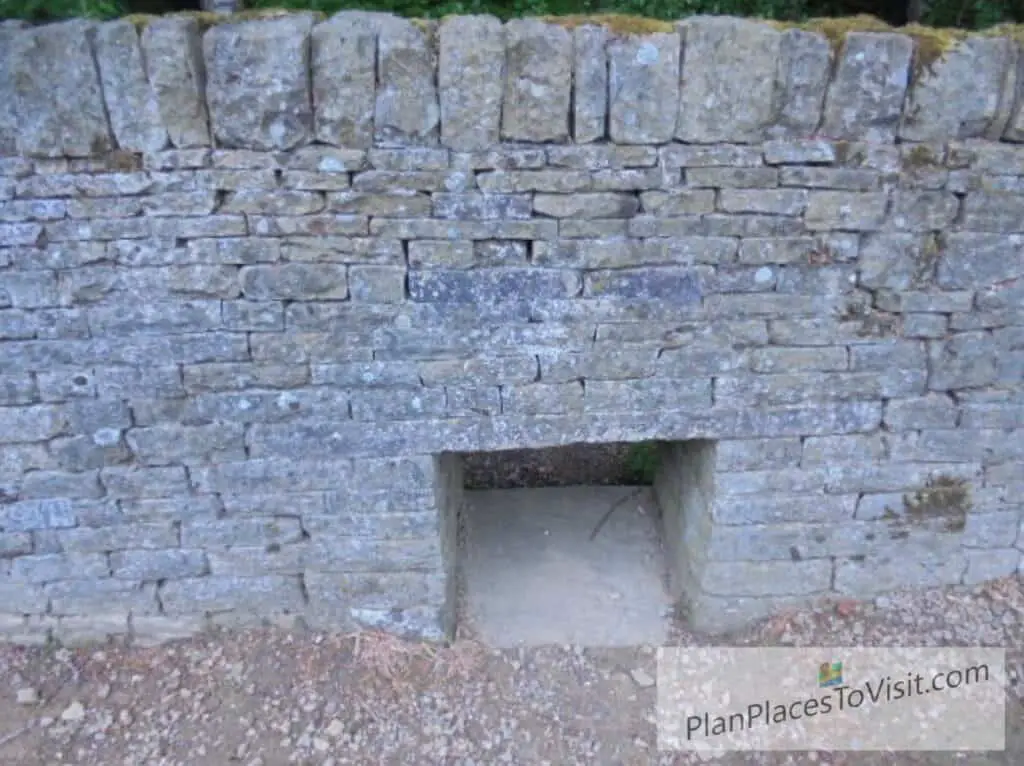 Dry Stone walls in Yorkshire - Rectangular Lunkey in a Dry Stone Wall